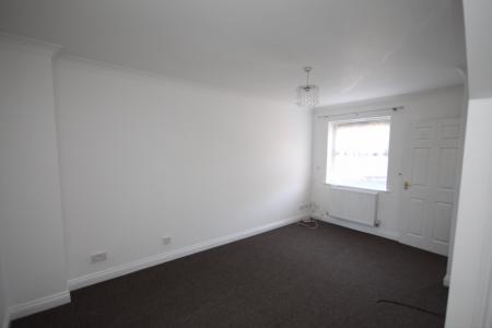 2 bedroom Terraced House to let in Villiers Close, Luton, LU4