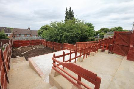 3 bedroom Semi-detached house to let in Wilsden Avenue, Luton, LU1