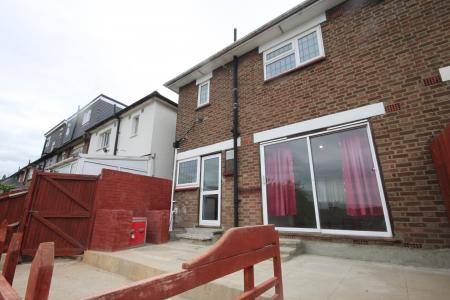 3 bedroom Semi-detached house to let in Wilsden Avenue, Luton, LU1