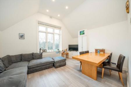 1 bedroom Flat for sale in Willesden Lane, Willesden Green, NW2