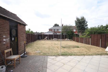 3 bedroom Semi-detached house to let in Abbots Wood Road, Luton, LU2