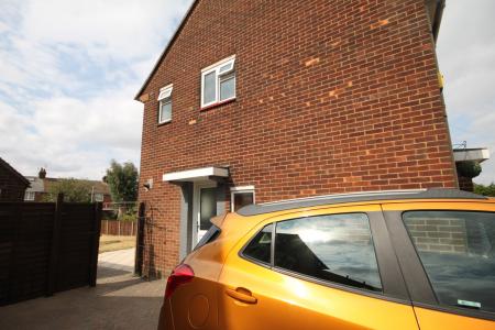 3 bedroom Semi-detached house to let in Abbots Wood Road, Luton, LU2