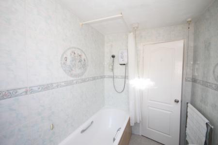 3 bedroom Semi-detached house to let in The Close, Limbury, Luton, LU3