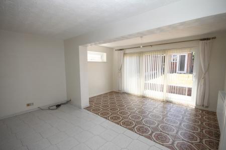 3 bedroom Semi-detached house to let in The Close, Limbury, Luton, LU3