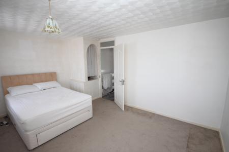 3 bedroom Semi-detached house to let in The Close, Limbury, Luton, LU3