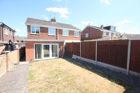 3 bedroom Semi-detached house to let in The Close, Limbury, Luton, LU3