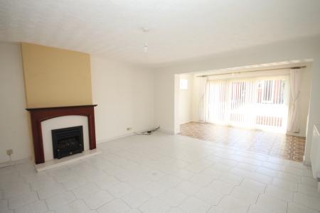 3 bedroom Semi-detached house to let in The Close, Limbury, Luton, LU3