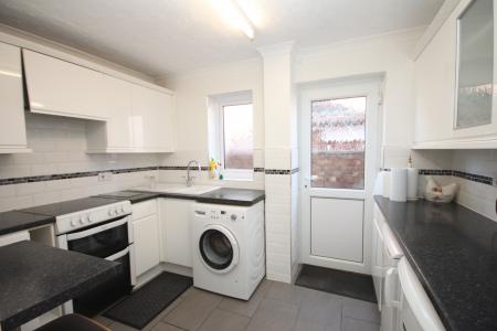 3 bedroom Semi-detached house to let in The Close, Limbury, Luton, LU3