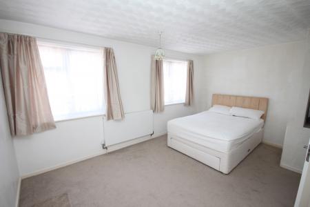 3 bedroom Semi-detached house to let in The Close, Limbury, Luton, LU3