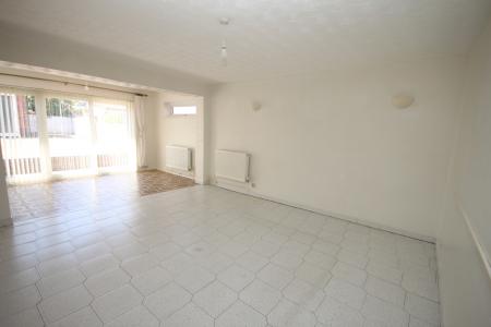 3 bedroom Semi-detached house to let in The Close, Limbury, Luton, LU3