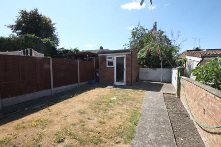 3 bedroom Semi-detached house to let in The Close, Limbury, Luton, LU3