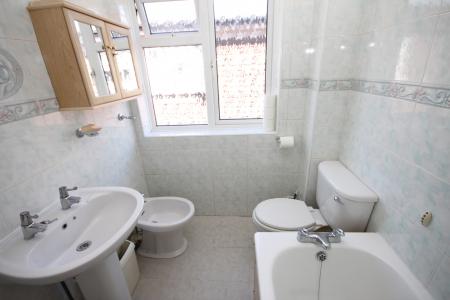3 bedroom Semi-detached house to let in The Close, Limbury, Luton, LU3