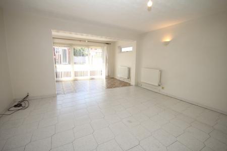 3 bedroom Semi-detached house to let in The Close, Limbury, Luton, LU3