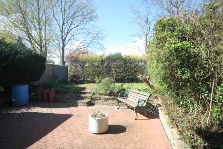 3 bedroom Semi-detached house to let in Butely Road, Luton, LU4