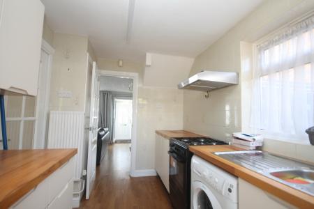 3 bedroom Semi-detached house to let in Butely Road, Luton, LU4