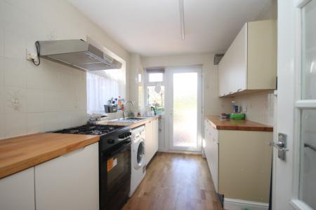 3 bedroom Semi-detached house to let in Butely Road, Luton, LU4