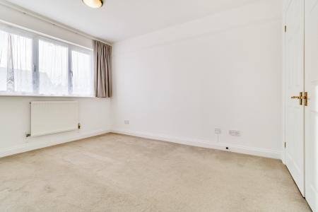 3 bedroom End of terrace house for sale in Rivets Close, Aylesbury, HP21