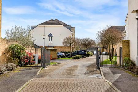 4 bedroom Semi-detached house to let in Kingsquater, Maidenhead, SL6