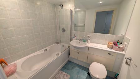 2 bedroom Flat for sale in W3, Whitworth Street West