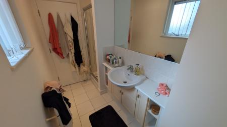 2 bedroom Flat for sale in W3, Whitworth Street West