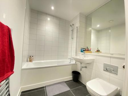 2 bedroom Apartment for sale in Wharf End, Salford, M17