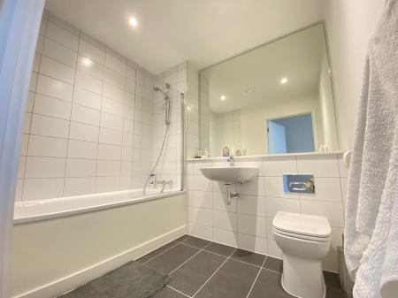 2 bedroom Apartment for sale in Wharf End, Salford, M17