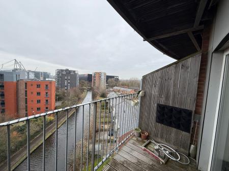 2 bedroom Flat to let in Stillwater Drive, Manchester, M11