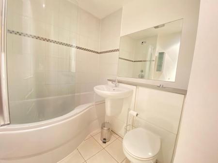 2 bedroom Flat to let in Asia House