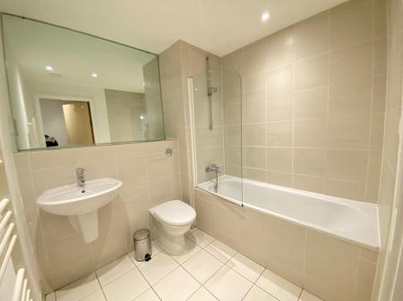 2 bedroom Flat to let in The Quadrangle