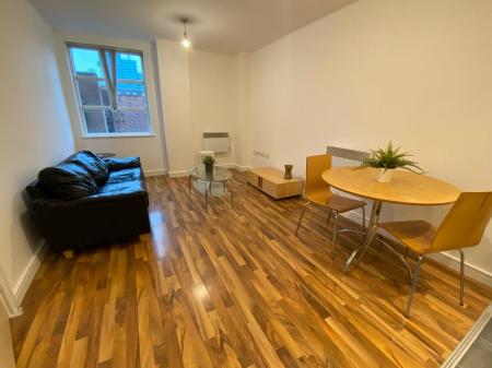 2 bedroom Flat to let in The Quadrangle