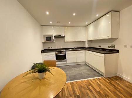 2 bedroom Flat to let in The Quadrangle