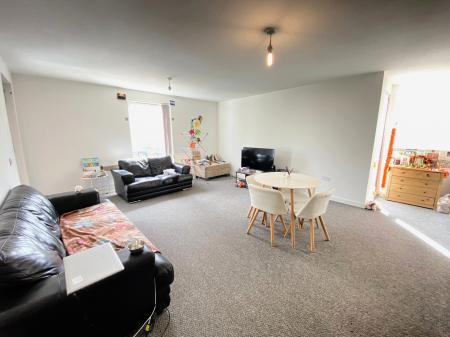 2 bedroom Flat to let in Life Building