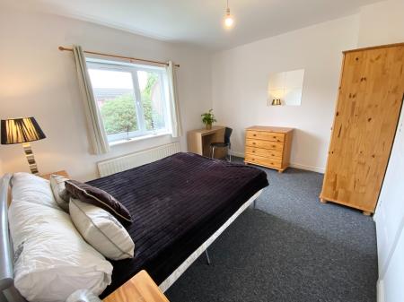 4 bedroom Town house to let in Lauderdale Crescent, Manchester, M13