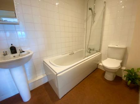 4 bedroom Town house to let in Lauderdale Crescent, Manchester, M13
