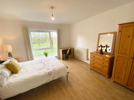 4 bedroom Town house to let in Lauderdale Crescent, Manchester, M13