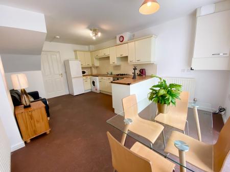 4 bedroom Town house to let in Lauderdale Crescent, Manchester, M13