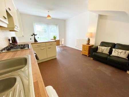 4 bedroom Town house to let in Lauderdale Crescent, Manchester, M13
