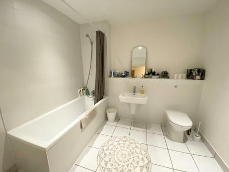 2 bedroom Flat to let in Range Road, Whalley Range, Manchester, M16