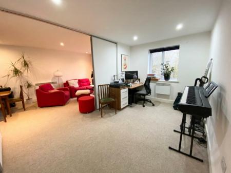 2 bedroom Flat to let in Range Road, Whalley Range, Manchester, M16