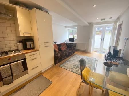 2 bedroom Flat to let in Keppel Road, Chorlton, Manchester, M21