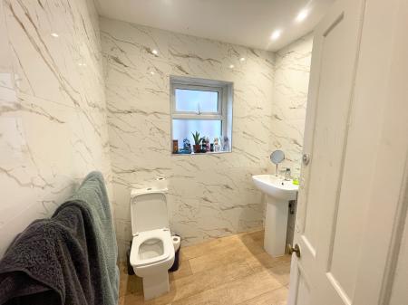 3 bedroom Flat to let in Barlow Moor Road, Chorlton, Manchester, M21