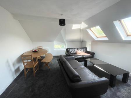 3 bedroom Flat to let in Demesne Road, Whalley Range, Manchester, M16