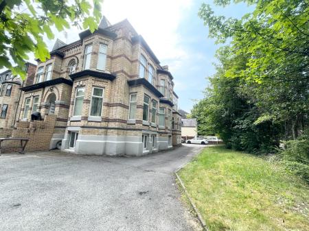 3 bedroom Flat to let in Demesne Road, Whalley Range, Manchester, M16