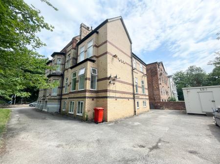3 bedroom Flat to let in Demesne Road, Whalley Range, Manchester, M16