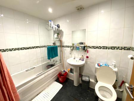 2 bedroom Flat to let in Dickenson Road, Longsight, Manchester, M13