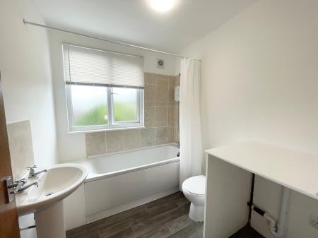 2 bedroom Flat to let in Brantingham Road, Whalley Range, Manchester, M16