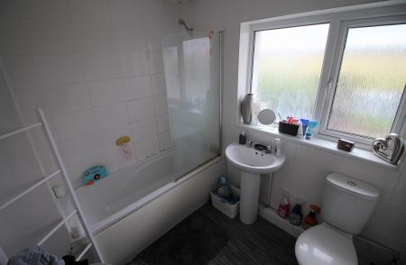 3 bedroom Detached house to let in Summerwood Lane, Clifton, Nottingham, NG11