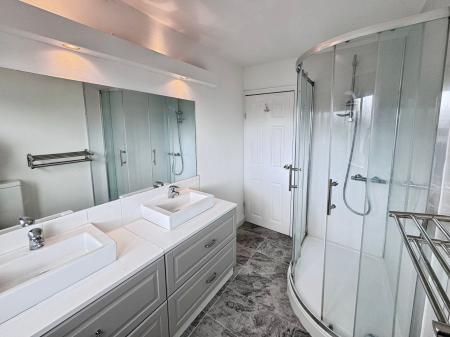 5 bedroom Detached house to let in Leahurst Road, West Bridgford, NG2
