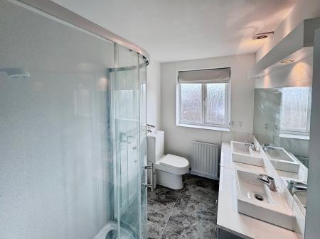5 bedroom Detached house to let in Leahurst Road, West Bridgford, NG2