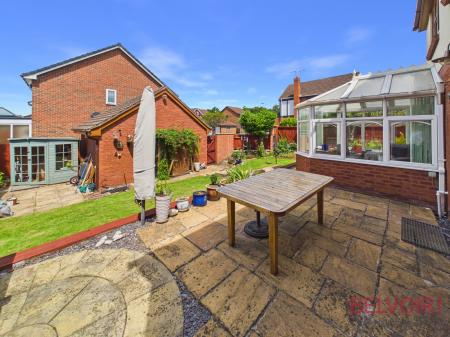 4 bedroom Detached house for sale in Linksfield Court, West Bridgford, NG2